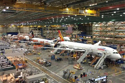 Montaż samolotów modelu 787 Deamliner w Everett został wstrzymany po odkryciu problemów z ich jakością. Jednym z dostawców wadliwych części była – przez 5 lat – włoska MPS (i jej poprzedniczka – Processi Speciali). Dostarczyła ona ponad 4 tysiące wadliwych części z tytanu / Zdjęcie: Radio-Canada