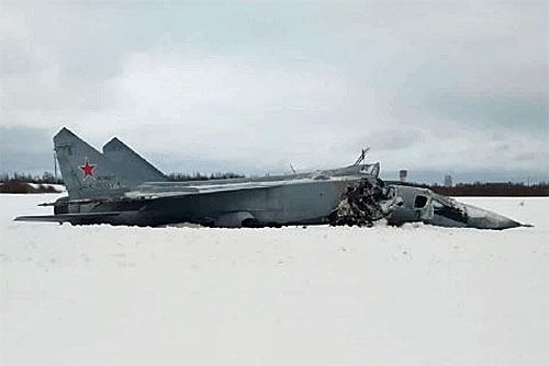 MiG-31K, który wypadł z pasa podczas startu z lotniska pod Nowogrodem. Kadłub samolotu został przełamany w rejonie kabiny, co prawdopodobnie uniemożliwi jego naprawę / Zdjęcie: Twitter