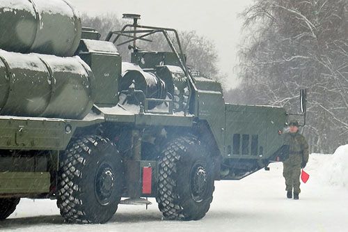 Wyrzutnia pocisków S-400 w czasie przejazdu na pozycję bojową na poligonie pod Moskwą / Zdjęcie: TV Zwiezda