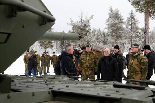 Minister obrony Oddor Roger Enoksen w czasie wizytacji testów czołgów