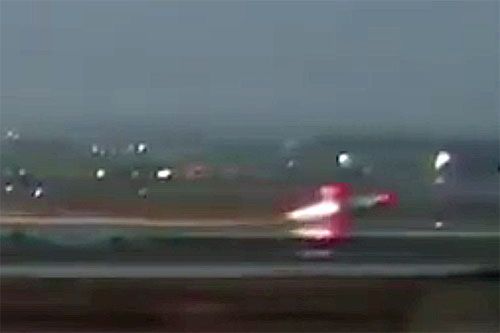 Samolot F-15DJ startuje z bazy Komatsu do lotu treningowego / Kadr z nagrania kamery nadzorującej pas startowy