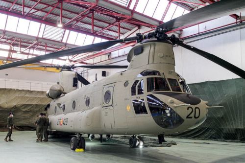Przekazany FAMET pierwszy Chinook zmodernizowany do standardu CH-47F, noszący znaki taktyczne ET 420, został oblatany w zakładach Boeinga w Filadelfii we wrześniu 2021 / Zdjęcie: MO Hiszpanii 