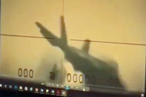 Moment uderzenia przez przednią część kadłuba F-35C w pokład lotniskowca USS Carl Vinson / Zdjęcie: kadr z nagrania opublikowanego anonimowo w Internecie
