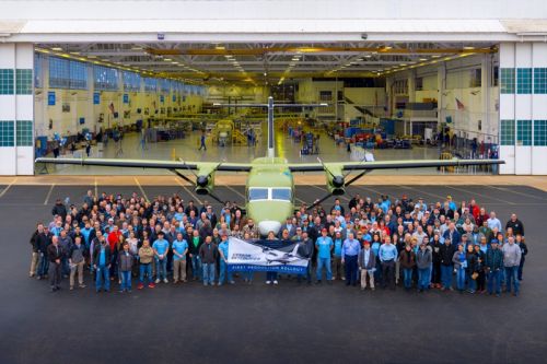 Pracownicy zakładów Textron Aviation w Wichita prezentują pierwszy seryjny samolot SkyCourier w wersji towarowej / Zdjęcie: Textron Aviation