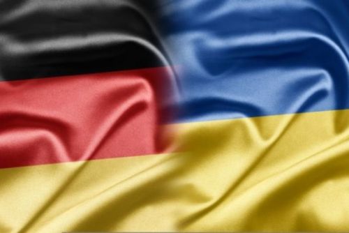 Niemcy do tej pory zadeklarowały przekazanie Ukrainie 5000 hełmów i mobilnego szpitala polowego / Ilustracja: Twitter - @oleksiireznikov