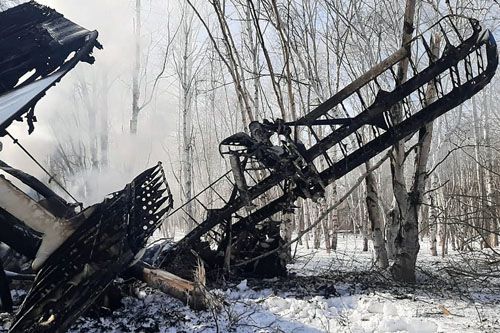 Spalony wrak samolotu An-2, który spadł na zadrzewiony teren koło wioski Siewiernyje Koriaki tuż po starcie z pobliskiego lądowiska / Zdjęcie: Twitter
