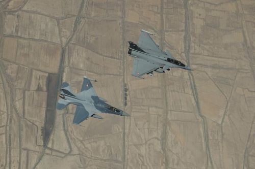 Francuskie samoloty wielozadaniowe Rafale mogłyby uzupełnić w linii Irackie F-16IQ. Samoloty obu państw współpracowały już w ramach Operacji Chammal w czasie walk z islamistami / Zdjęcie: Armée de l'Air et de l'Espace 