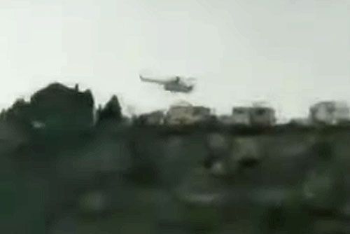 Opadający w wirowym locie syryjski Mi-14 na krótko przed zderzeniem z zadrzewionym wzgórzem / Zdjęcie: Twitter