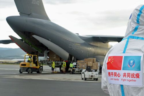 Samolot transportowy Y-20 chińskich wojsk lotniczych z zaopatrzeniem medycznym po wylądowaniu na lotnisku  Honiara na Wyspach Salomona / Zdjęcie: Ambasada ChRL na Wyspach Salomona