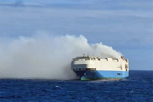 Statek towarowy Felicity Ace płonący na Atlantyku niedaleko Azorów. Na jego pokładzie znajdują się ok. 4 tysiące samochodów, w tym z napędem elektrycznym. To one utrudniają akcję gaśniczą, którą prowadzą specjaliści z portugalskiej straży przybrzeżnej i SMIT Salvage / Zdjęcie: Ministerstwo Obrony Portugalii