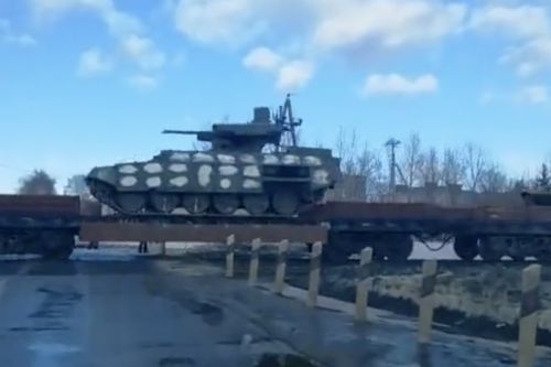BMPT-72 jest uzbrojony w 2 armaty automatyczne 2A42 kal. 30-mm z zapasem 850 szt. amunicji, 7,62-mm km, 30-mm granatnik automatyczny AG-17D i 4 wyrzutnie ppk Kornet / Zdjęcie: Twitter
