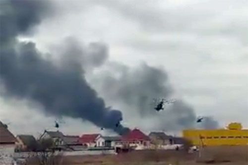 Atak rosyjskich śmigłowców Mi-8 na lotnisko Hostomel po Kijowem. Według dostępnych danych Rosjanie przejęli kontrolę nad tym lotniskiem, co może umożliwić przylot na nie samolotów transportowych / Zdjęcie: Twitter