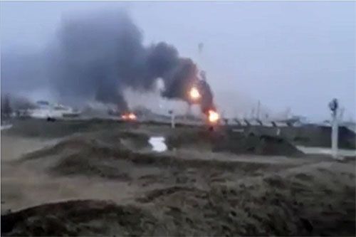 Kłęby czarnego dymu unoszące się nad bazą lotniczą Millerowo po ukraińskim ataku rakietami balistycznymi Toczka-U / Zdjęcie: Twitter