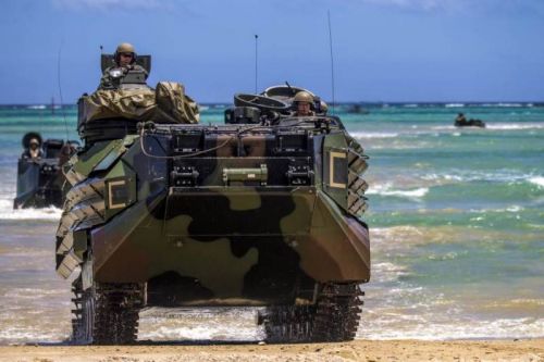 Waszyngton zamierza wycofać wszystkie amfibie AAV7 do 2030. Mimo modernizacji wymagają już zastąpienia nowszą konstrukcją, a w grudniu 2021 wstrzymano ich użycie w środowiskach wodnych. Program pozyskania następcy – Amphibious Combat Vehicle (ACV) – podzielono na 3 etapy / Zdjęcie: US Marine Corps 