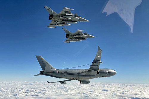 Samoloty wielozadaniowe Rafale uzbrojone w pociski powietrze-powietrze dalekiego zasięgu Meteor w locie z latającym tankowcem A330 MRTT / Zdjęcie: MdA