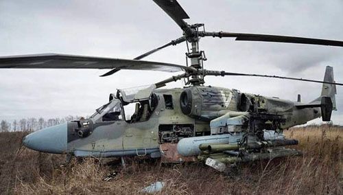 Rosyjski śmigłowiec uderzeniowy Ka-52 zniszczony w czasie ataku na lotnisko Hostomel pod Kijowem w pierwszym dniu walk / Zdjęcie: Twitter