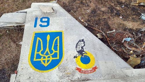 Usterzenie ukraińskiego Su-25 zestrzelonego 26 lutego 2022 niedaleko Mikołajewa. Obaj członkowie jego załogi zginęli. Zdjęcia ich zwłok opublikowały rosyjskie media... / Zdjęcie: Twitter