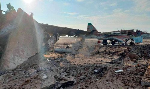 Samoloty szturmowe Su-25 ukraińskiej 299. Brygady lotnictwa taktycznego zniszczone podczas rosyjskiego ataku na lotnisko Kulbakino w obwodzie mikołajewskim / Zdjęcie: vk.com/voenacher