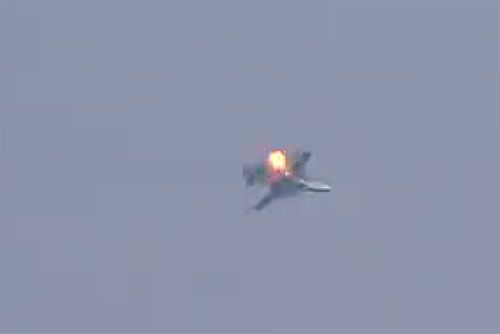 Moment trafienia samolotu szturmowego Su-25 przez pocisk z wyrzutni naramiennej. 26 lutego 2022, Mikołajew w rejonie chersońskim. Pierwotnie media społecznościowe podawały, że to maszyna rosyjska, później okazało się, że ukraińska – numer burtowy 19 niebieski / Zdjęcie: Twitter