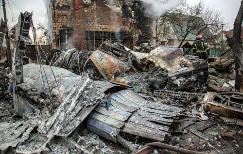 Szczątki ukraińskiego myśliwca Su-27, który spadł na przedmieścia Kijowa. Samolot należał do 831. Pułku lotniczego WWS Ukrainy / Zdjęcie: Twitter