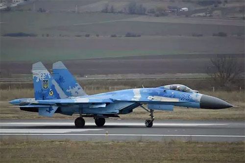 Myśliwiec Su-27 ukraińskich WWS kołuje do startu z bazy Bacau w Rumunii, by powrócić na Ukrainę / Zdjęcie: MApN
