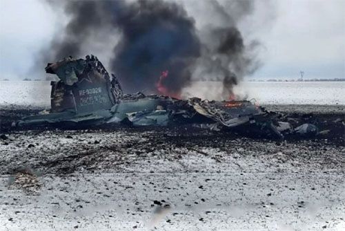 Opublikowane przez MO Ukrainy zdjęcie płonącego wraku rosyjskiego samolotu szturmowego Su-25. Prawdopodobnie jest to dość prymitywne fałszerstwo dokonane na bazie wcześniej znanej fotografii / Ilustracja: MOU