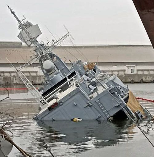 Okręt flagowy ukraińskiej marynarki wojennej – krążownik Hetman Sahaidacznyj zatopiony przez załogę w pierwszym dniu ataku FR na Ukrainę, 24 lutego 2022 / Zdjęcia: Twitter – timer-odessa