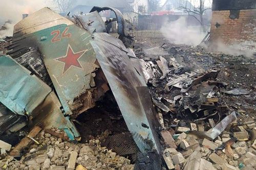 Domniemane zdjęcie wraku samolotu Su-34, który spadł na przedmieścia Czernihowa. Na usterzeniu widoczna czerwona liczba 24. Ilustracja sprawia wrażenie dość prymitywnego fotomontażu. To jeden z wielu przykładów takiego działania Ukraińców w wojnie informacyjnej / Ilustracja: Twitter