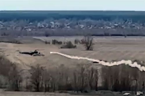 Kadr z symulacji komputerowej zestrzelenia rosyjskiego śmigłowca uderzeniowego przez pocisk z przenośnej wyrzutni przeciwlotniczej, przedstawiany od kilku dni w Internecie jako rzeczywiste zniszczenie Mi-24 / Ilustracja: Twitter