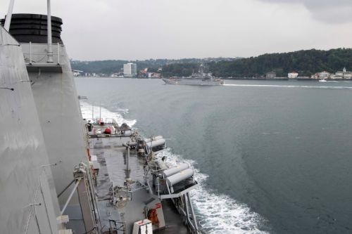 Od 2008 po wojnie rosyjsko-gruzińskiej okręty państw NATO regularnie patrolowały M. Czarne. Zdjęcie rosyjskiego okrętu desantowego wykonano na Bosforze z pokładu amerykańskiego niszczyciela USS Porter (DDG 78) / Zdjęcie: US Navy