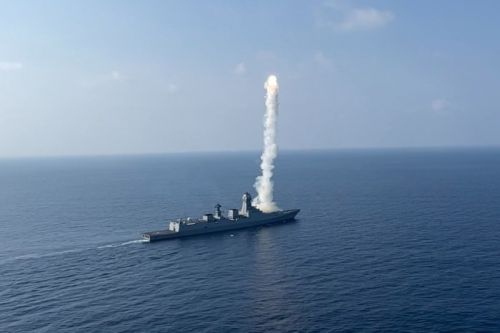 Zmodyfikowany BrahMos umożliwi marynarce wojennej Indii wykonywanie głębokich uderzeń na cele lądowe / Zdjęcie: MO Indii