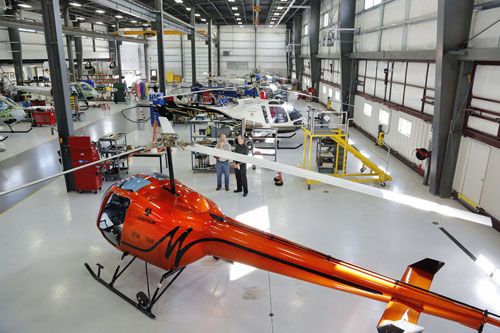 Wnętrze hali zakładów Enstrom Helicopters w Menominee / Zdjęcie: Enstrom