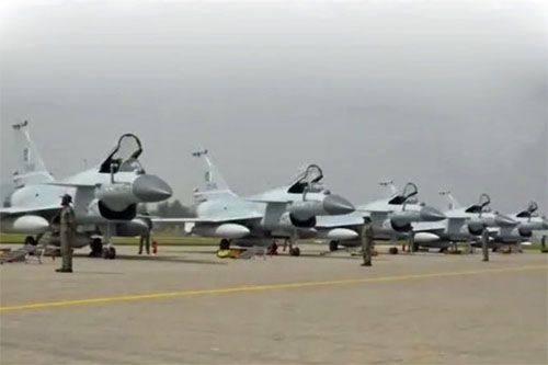 Wielozadaniowe samoloty bojowe J-10 dostarczone Pakistanowi przez chińską CAIG / Zdjęcie: Twitter
