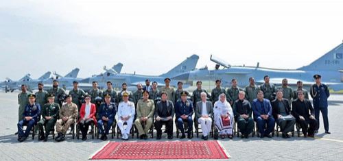 Uczestnicy uroczystości przekazania pakistańskim wojskom lotniczym chińskich samolotów J-10C, z premierem Imranem Khanem i szefem sztabu armii gen. Qamarem Javedem Bajwą na czele / Zdjęcie: PMO