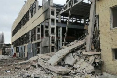 Zniszczony budynek zakładów pancernych w Charkowie / Zdjęcie: Twitter