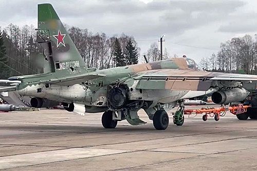 Rosyjski Su-25 trafiony przez ukraiński pocisk przeciwlotniczy po wylądowaniu w bazie. Jak widać samolot mógł kontynuować lot mimo uszkodzenia nie tylko silnika, ale i usterzenia / Zdjęcie: MO FR