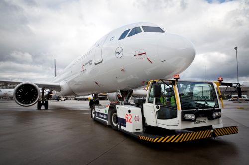 Zastosowanie elektrycznego holownika samolotów zmniejsza poziom emisji szkodliwych substancji, hałasu i drgań / Zdjęcie: Lufthansa 