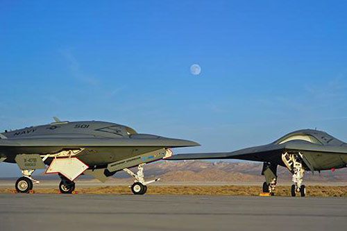Bezzałogowy skrzydłowy bombowca strategicznego B-21A miałby mieć zasięg co najmniej 5500 km i przenosić uzbrojenie o masie 4500 kg. Byłby więc znacznie większy niż oblatany kilkanaście lat temu demonstrator technologii X-47B / Ilustracja: Northrop Grumman