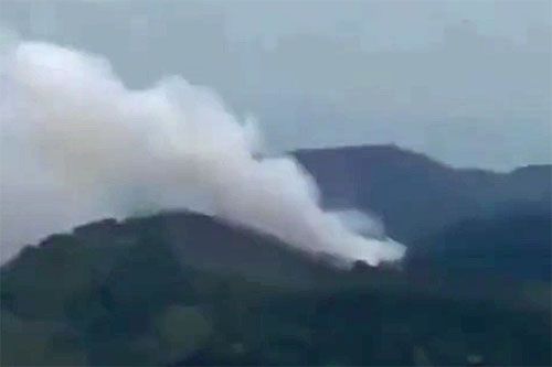 Dymy unoszące się nad miejscem katastrofy Boeinga 737 chińskich linii China Eastern / Zdjęcie: Twitter (kadr z filmu)