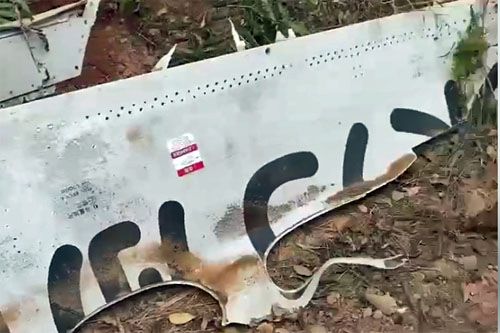 Fragment rozbitego Boeinga 737 znaleziony w górach przez okolicznych mieszkańców / Zdjęcie: Twitter (kadr z filmu)