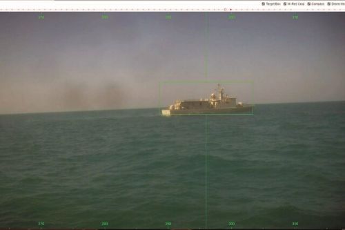 Testowane bezzałogowce wykryły niezidentyfikowany statek handlowy, który został skontrolowany przez bahrajńską korwetę Al Muharraq