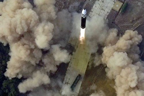 Efektowne ujęcie startującej do testowego lotu strategicznej rakiety balistycznej Hwasong-17 / Zdjęcie: KCNA