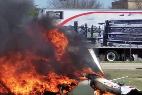 Płonący wrak Robinsona R44, który rozbił się w Rowlett w Dallas County. Ogień był tak silny, że nie pozwolił na uratowanie ludzi lecących śmigłowcem / Zdjęcie: Twitter