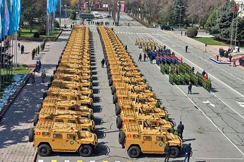 Rosyjskie pojazdy opancerzone Tigr na placu w Biszkeku – stolicy Kirgistanu, 25 marca 2022 / Zdjęcie: vk.com
