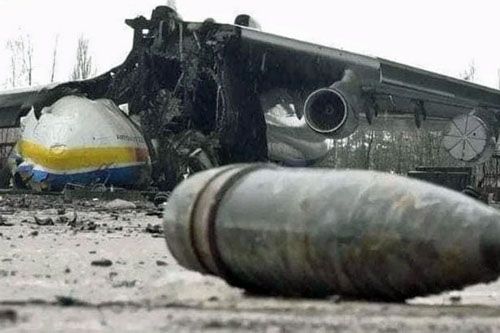 Wrak zniszczonego podczas walk o lotnisko Hostomel pod Kijowem samolotu transportowego An-225 Mrija / Zdjęcie: Rossija 1