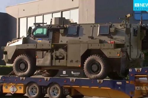 Australijski transporter opancerzony Bushmaster przygotowany do transportu na Ukrainę / Zdjęcia: Twitter
