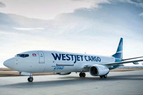 Pierwszy przebudowany samolot cargo Boeing 737-800BCF odebrany przez linie WestJet / Zdjęcie: WestJet