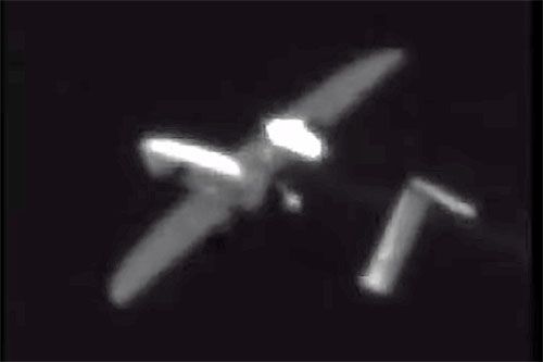 Efekt kilkusekundowego naświetlania promieniem lasera – płonące skrzydło bsl stanowiącego cel / Zdjęcie: IDF