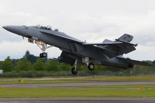 Szkolno-bojowy F/A-18F również jest w pełni przystosowany do operowania z lotniskowców / Zdjęcie: Maciej Hypś