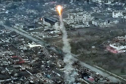 Wystrzelony przez Rosjan ładunek wydłużony systemu UR-77 leci nad pozycje sił ukraińskich / Zdjęcie: Twitter